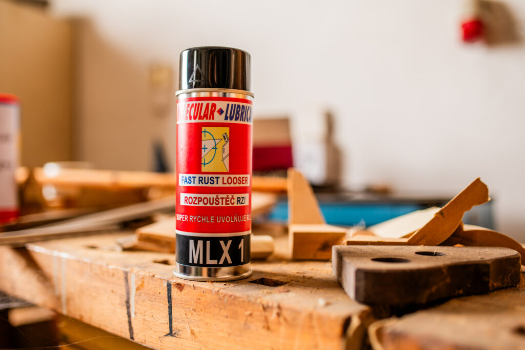 MLX FAST RUST LOOSER je mazací olej s unikátními vlastnostmi roztržení vazby rzi. Určen pro uvolnění zarezlých šroubů, matic, čepů, táhel, zámků atd. Vysoký stupeň maznosti, antikorozní ochrana.