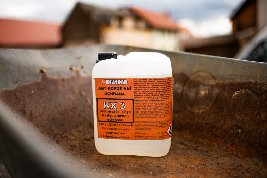KX3 je konzervační olej s trvalou pružnou ochranou, extra přilnavý na kovy. Účinné látky odstraňují a odpuzují vlhkost a inhibitory koroze. Určen pro mezioperační krátkodobou až střednědobou ochranu. 