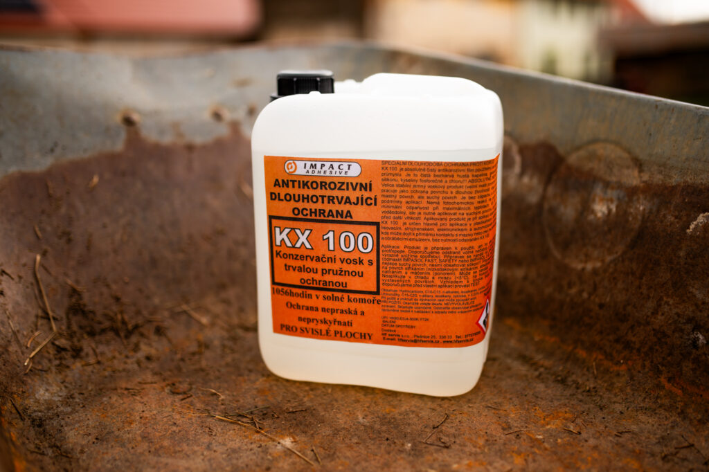 KX 100 je speciální konzervační vosk proti korozi s trvalou pružnou ochranou. Nehořlavý, bez ředidel, bez obsahu kyseliny fosforečné. Korozivní zkouška - odolnost v solné komoře - přes 1056 hodin bez koroze. Je trvale odolný i slané vodě, při aplikaci dobře viditelný.