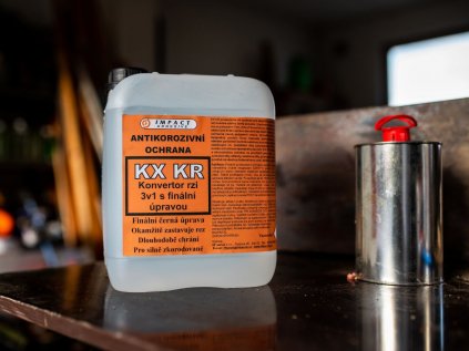 KX KR je odrezovač, ochrana a základní polymerová barva.  Produkt byl vyvinut pro okamžitou přeměnu rzi na silně zkorodovaných površích během 15 minut na extra odolný černý polymer. V jediném úkonu chemicky konvertuje rez na polymerní film, vytvoří povrchovou úpravu a chrání povrch.